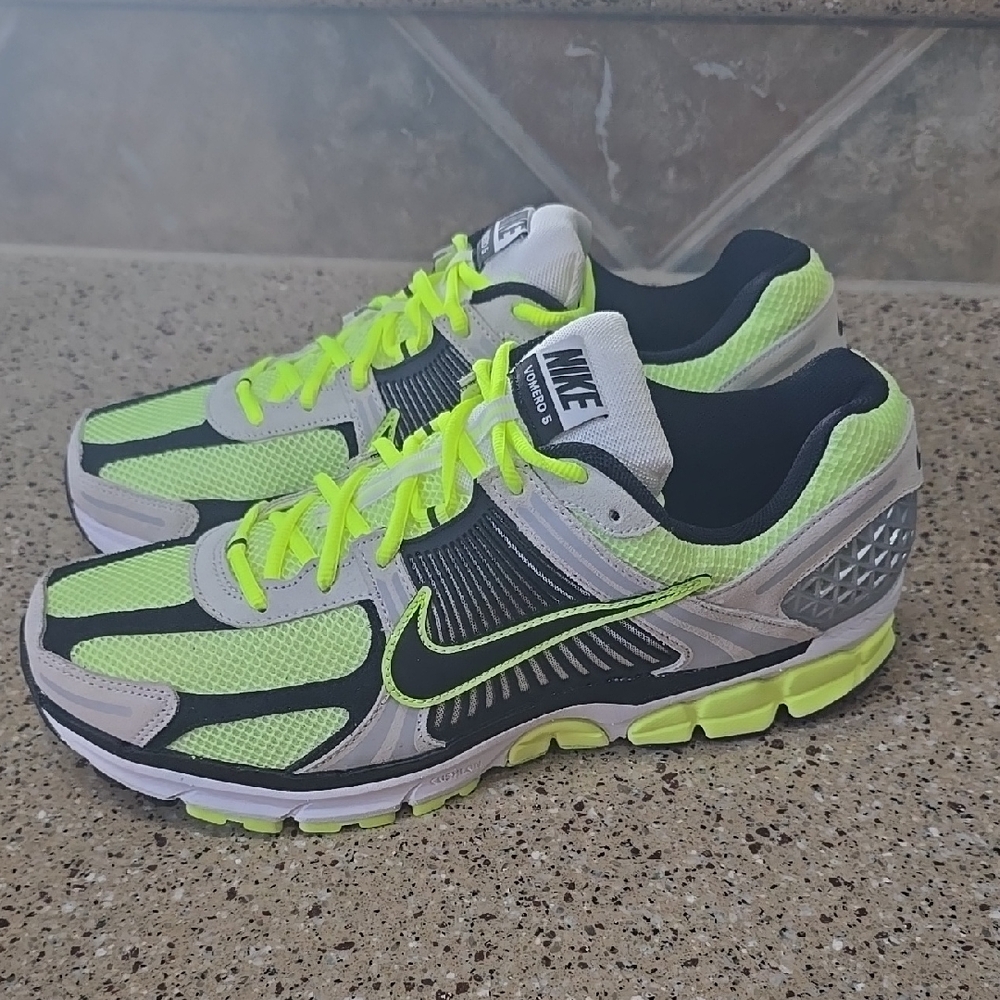 Nike Zoom Vomero 5 Mens Sneakers